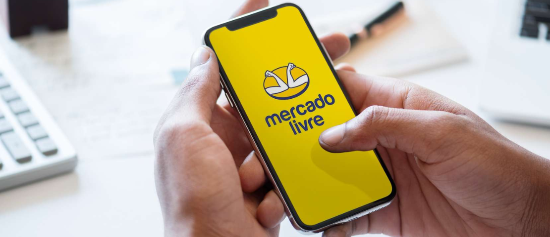 Celular com a logo do Mercado Livre