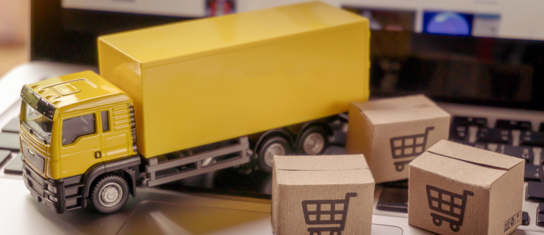 Mini caminhão amarelo com caixas representando estoque, simbolizando a venda em marketplaces