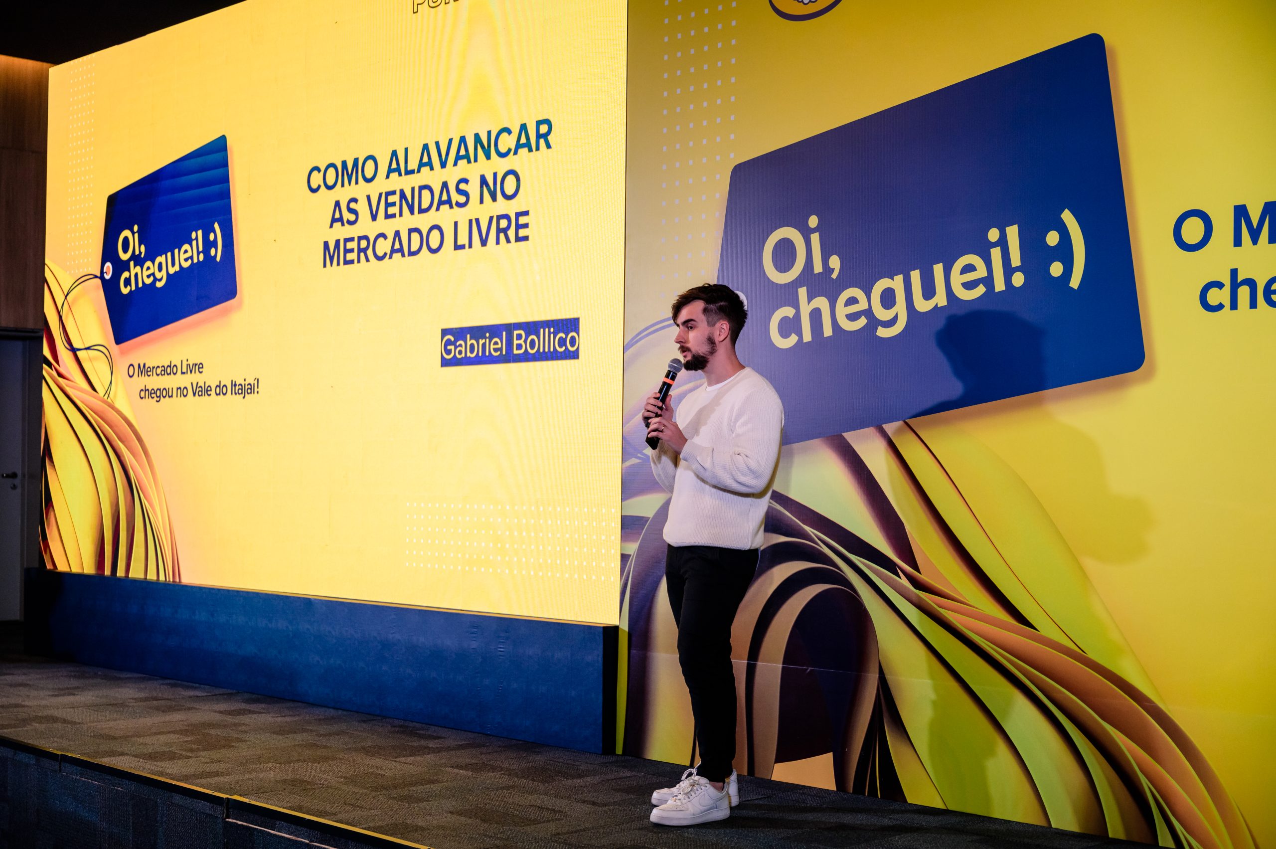 Gabriel Bollico apresenta o Projeto Polo do Mercado Livre no Vale do Itajaí para empresários da região no ramo de moda durante o evento de inauguração ao lado da equipe do Mercado Livre.